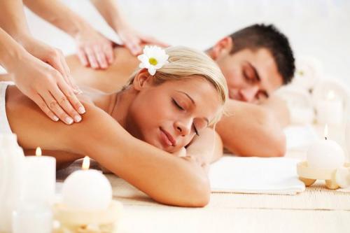 relaxing-couple-massage